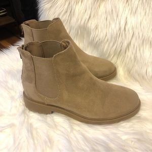 Tan Chelsea boots